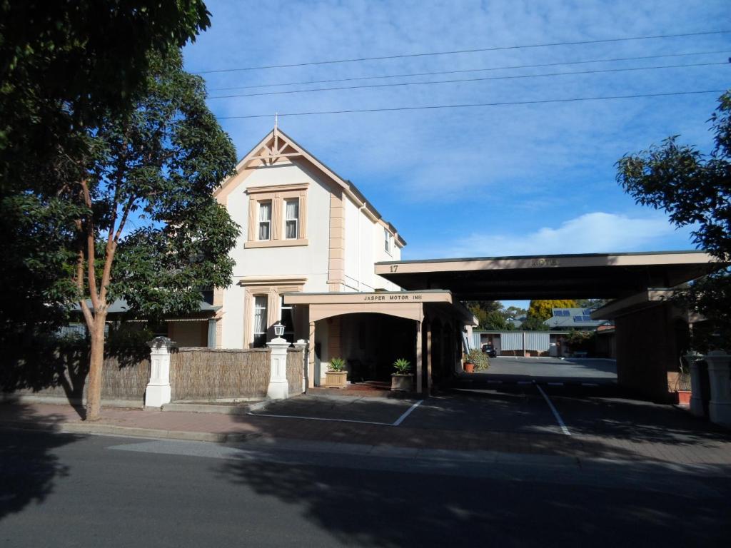 Adelaide的住宿－賈斯珀汽車旅館，前面有车库的白色房子
