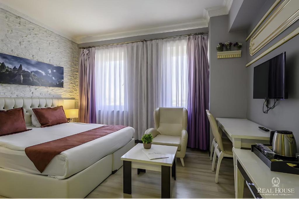 TV a/nebo společenská místnost v ubytování Real House Hotel