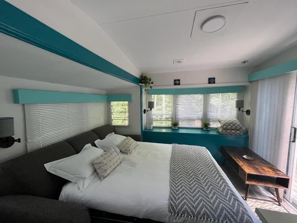 Postel nebo postele na pokoji v ubytování Grotto Getaway