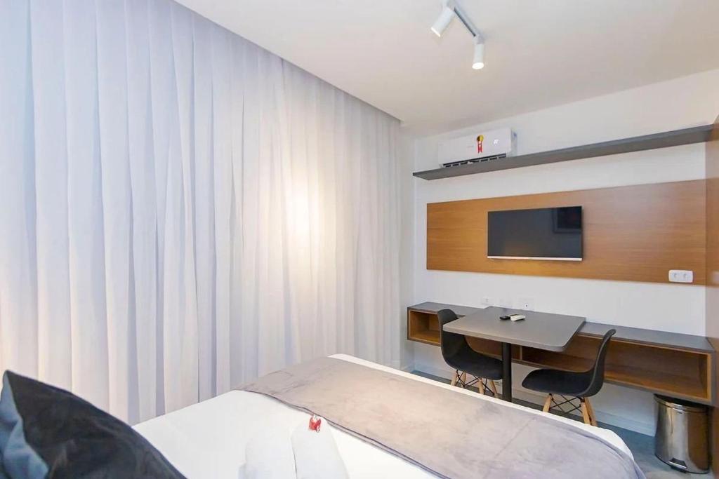 TV a/nebo společenská místnost v ubytování Brickell One by Housi, prédio com academia próximo à rodoviária