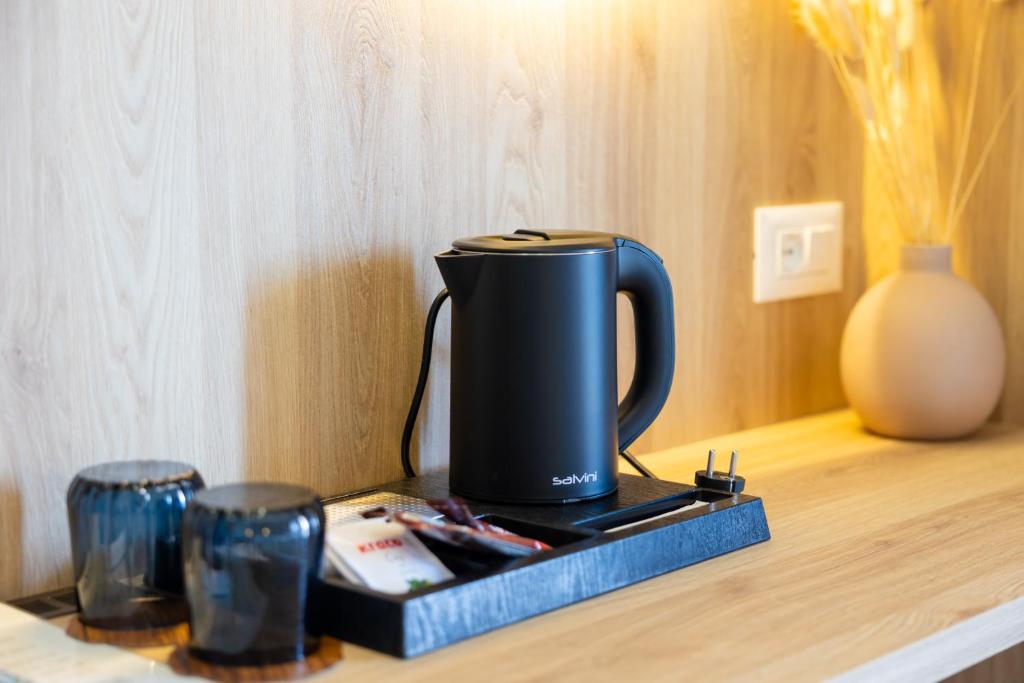 Příslušenství pro přípravu čaje a kávy v ubytování Sofo Hotel Dhermi