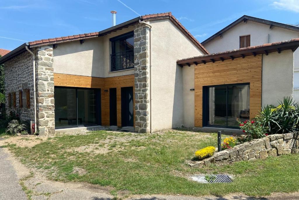 une maison avec une façade en pierre et en bois dans l'établissement Les Ricochets, à Coutenson