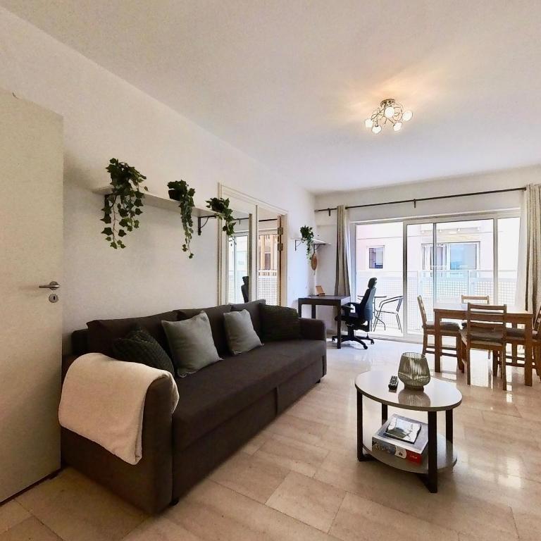 直布罗陀NEW Central Escape with Pool Access for Family of 4的带沙发和桌子的客厅