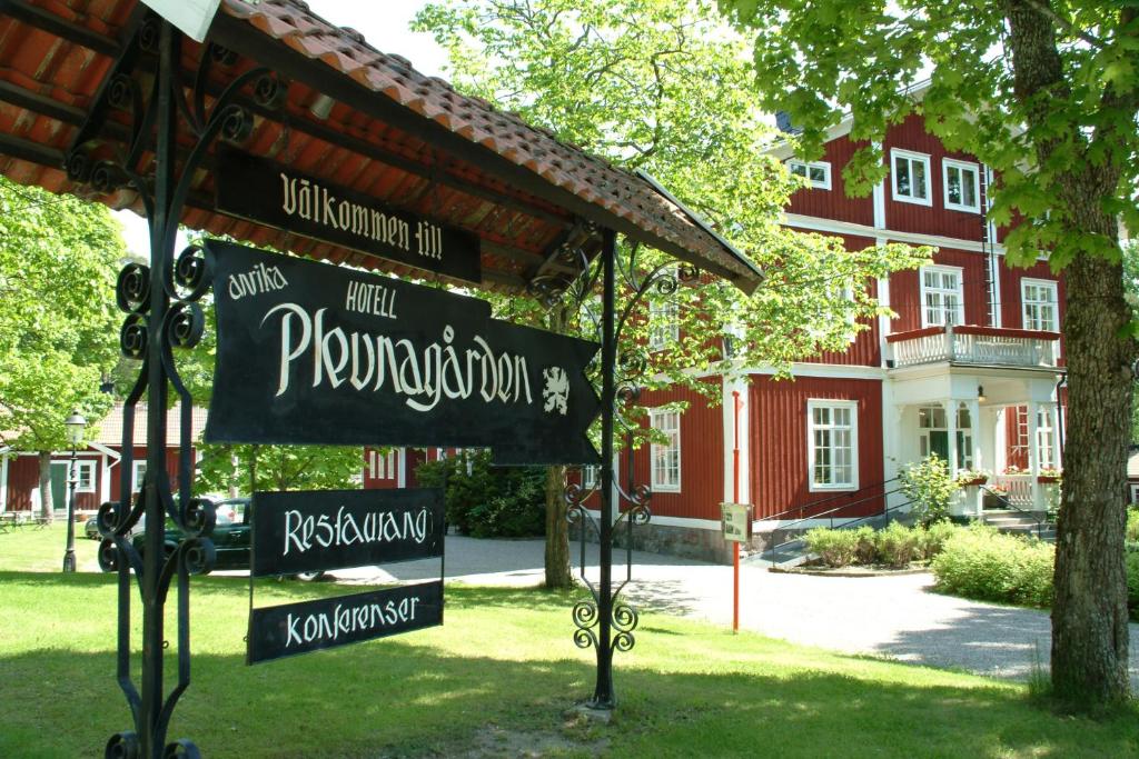 un grupo de carteles en la calle frente a un edificio en Hotell Plevnagården en Malmköping