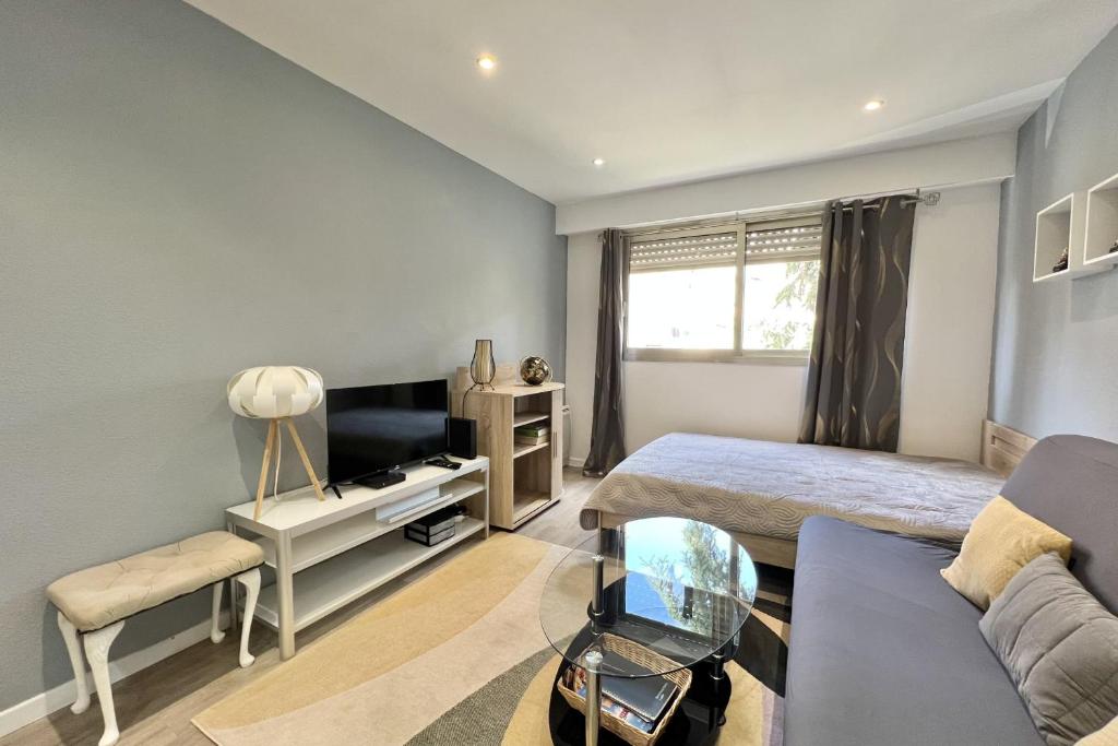 une chambre avec un lit et un canapé dans l'établissement Charming studio near the old port - Cannes, à Cannes