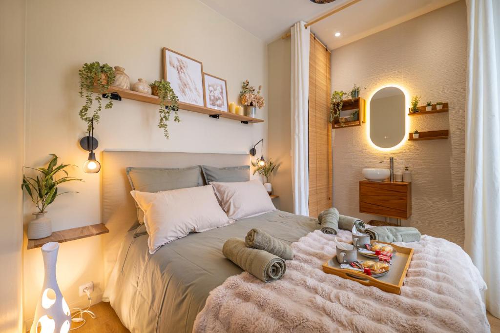 - une chambre avec un lit et un plateau de nourriture dans l'établissement L'Onyvera, au Mans