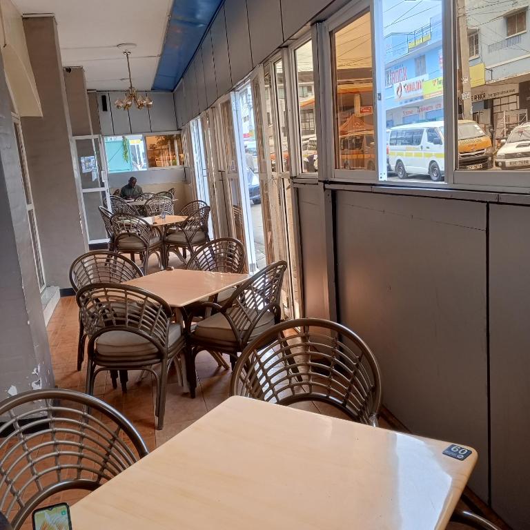 Un restaurant u otro lugar para comer en Riversand Hotel, rooms with lake views,WI FI & balcony