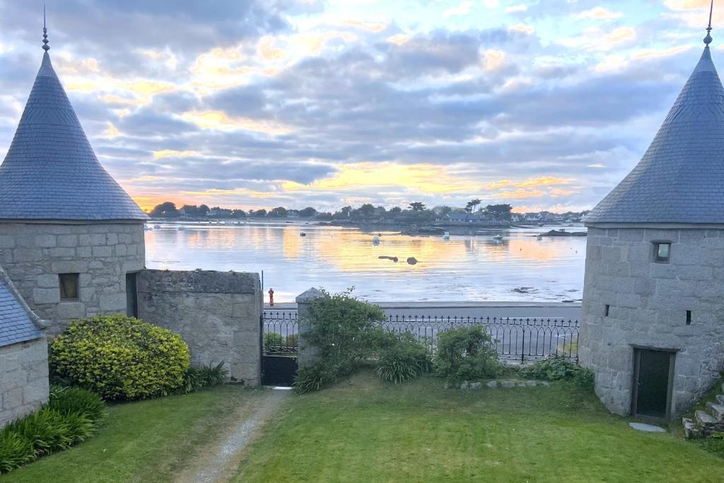 - une vue sur une étendue d'eau avec deux tours dans l'établissement Manoir du Scluz-Prestigieux domaine vue mer, à La Terre du Pont