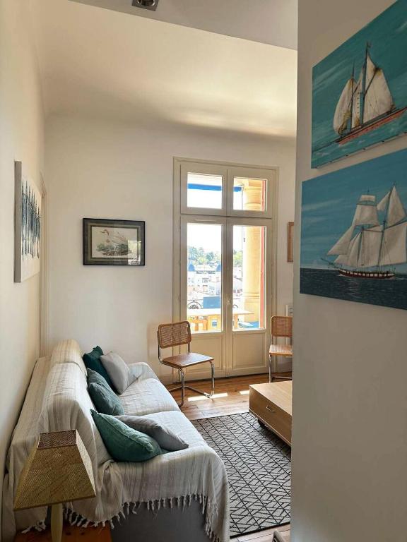 un salon avec un canapé et une fenêtre dans l'établissement Résidence Grand Hotel - Arcachon - Charmant T2 dans la Résidence du Grand Hôtel MAE-9504, à Arcachon