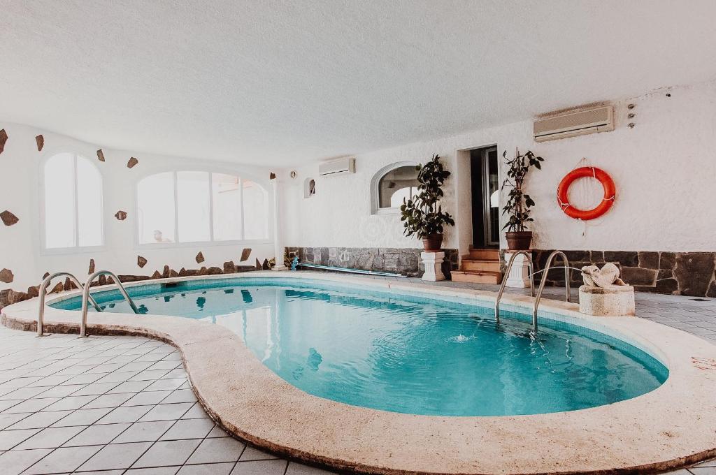 Bazén v ubytování Hotel Vistabella nebo v jeho okolí
