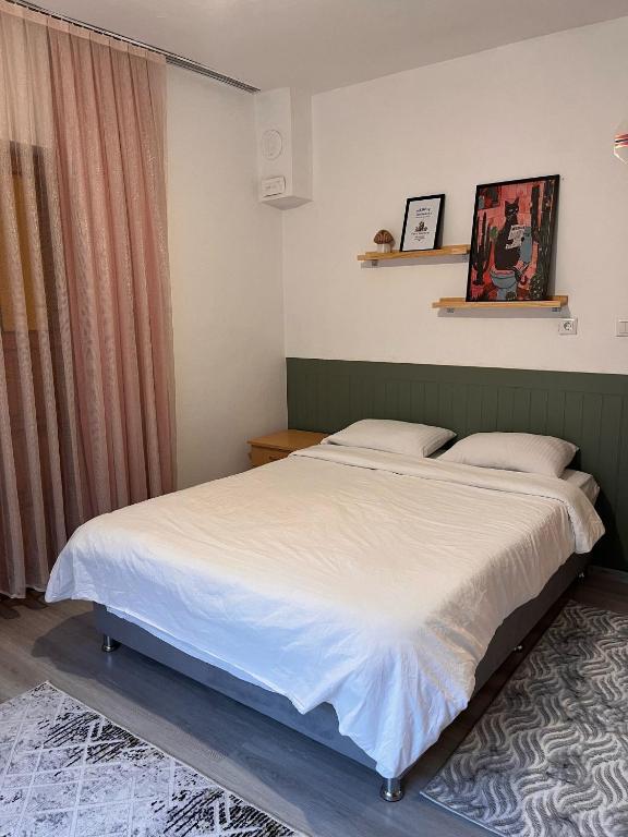 a bedroom with a large bed with white sheets at DALAMAN 2 ODALI DAİRE in Dalaman