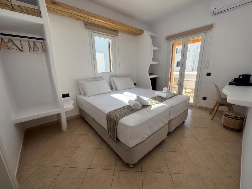 Postel nebo postele na pokoji v ubytování Eleni's Rooms