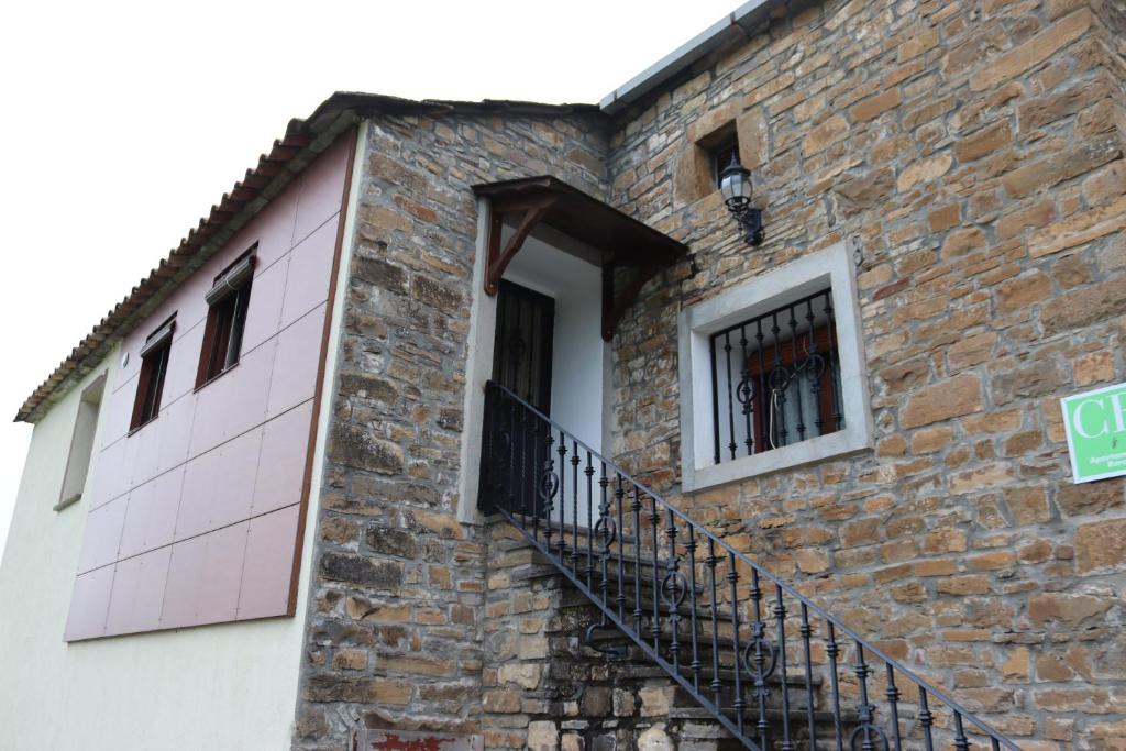 un edificio in mattoni con porte rosa e scala di La Torreta a Gerbe