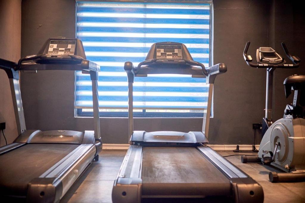 Fitness centrum a/nebo fitness zařízení v ubytování Tripod By Pedestal Hotel