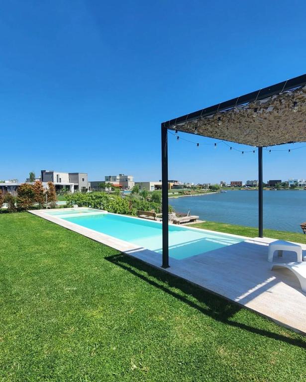 Casa Familiar Vista al Lago - Barrio Privado Escobar - 3 habitaciones - Pileta Climatizada y Jacuzzi