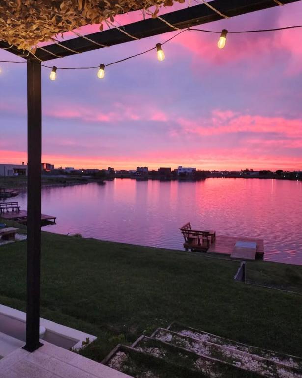 Casa Familiar Vista al Lago - Barrio Privado Escobar - 3 habitaciones - Pileta Climatizada y Jacuzzi