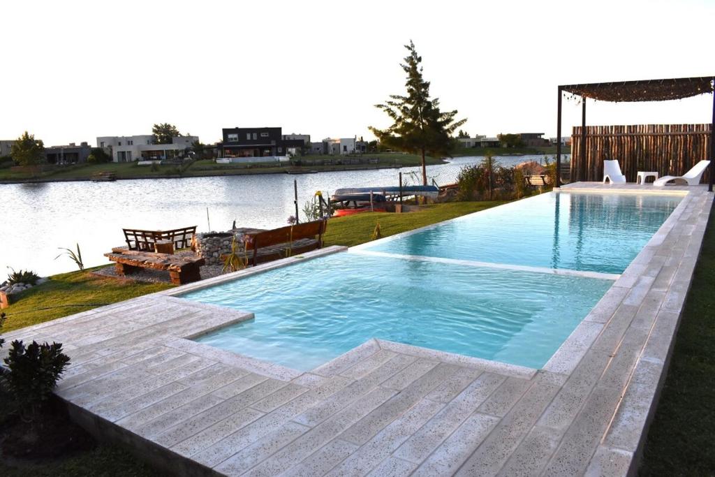 Casa Familiar Vista al Lago - Barrio Privado Escobar - 3 habitaciones - Pileta Climatizada y Jacuzzi