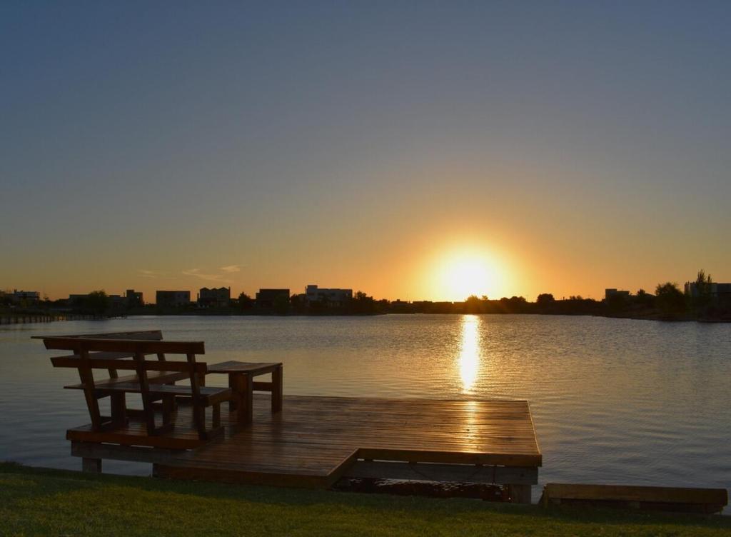 Casa Familiar Vista al Lago - Barrio Privado Escobar - 3 habitaciones - Pileta Climatizada y Jacuzzi