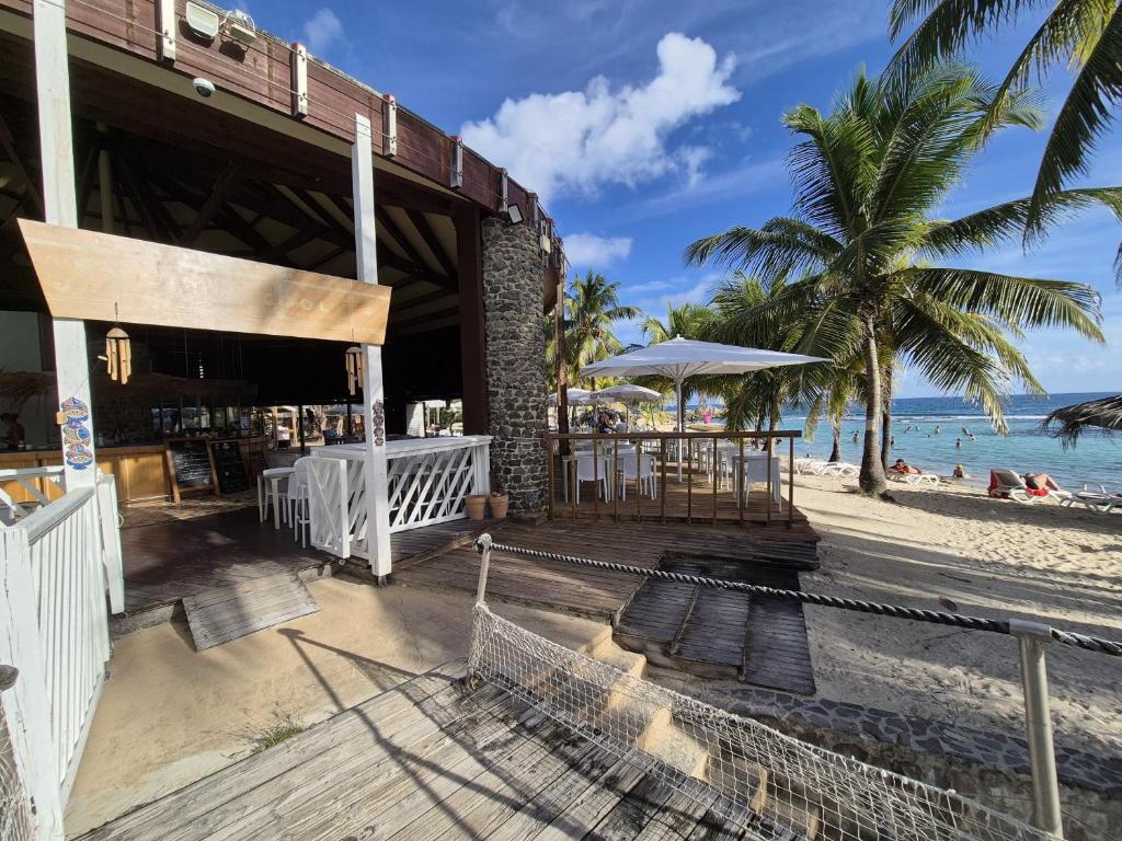 a restaurant on the beach next to the ocean at Charmant T2 avec terrasse - Résidence Manganao in Saint-François