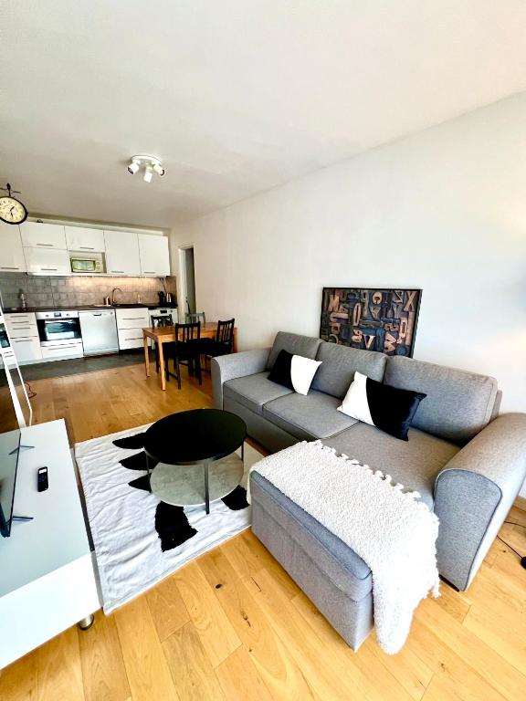 Una cocina o cocineta en Modern apartment with balcony