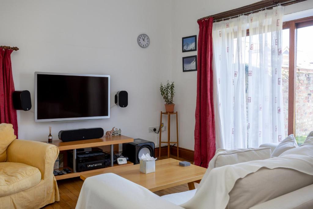 TV a/nebo společenská místnost v ubytování Isabella Place in York - 3 Bed Property, 2 Double Beds, 1 Large Double Bed, Ideal for Families