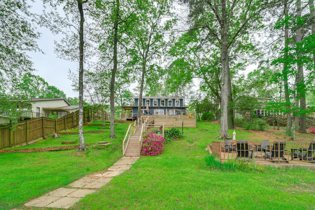 Κήπος έξω από το Waterfront House on Toledo Bend with Private Dock!