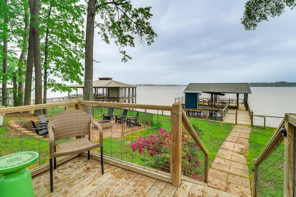 Waterfront House on Toledo Bend with Private Dock! - Holiday Home