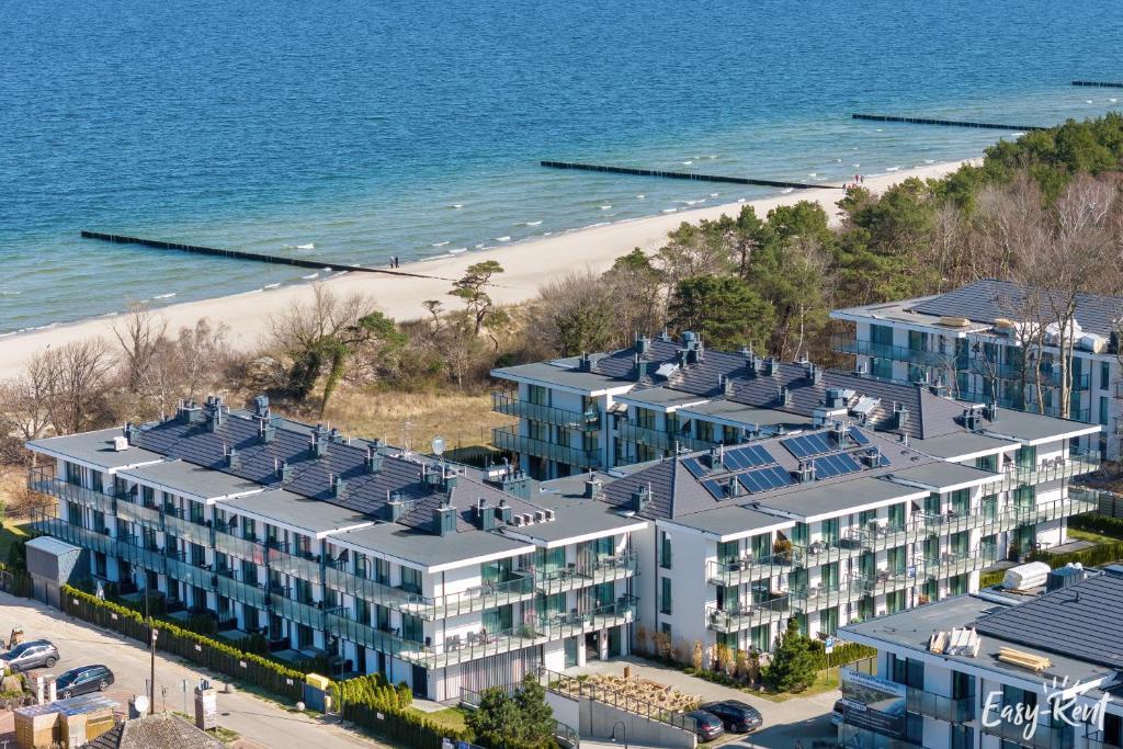 una vista aerea di un resort vicino alla spiaggia di Przy plaży Apartament 206 - Rezydencja Niechorze - Easy - Rent Apartments a Niechorze