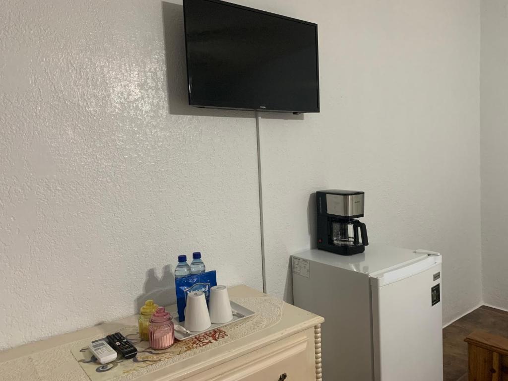TV a/nebo společenská místnost v ubytování Bonefish Hotel