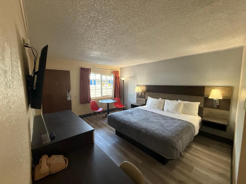 Pine Needles Inn photo