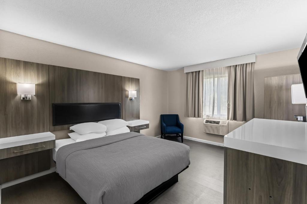 Quality Inn Oskaloosa - Queen Room - Mobility Access/Non-Smoking
