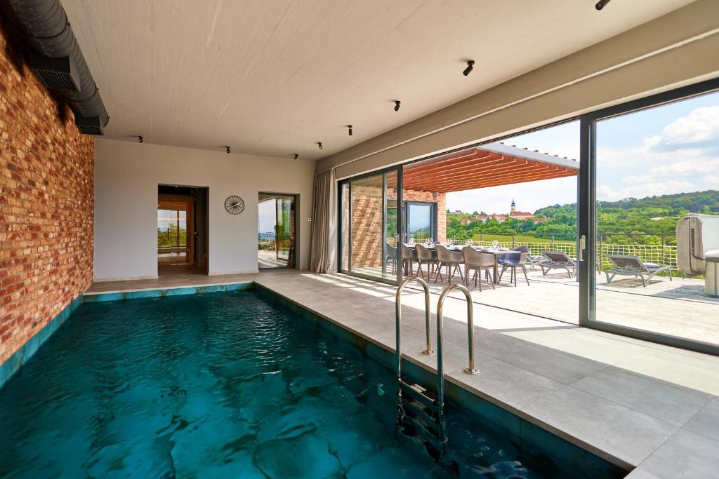 Πισίνα στο ή κοντά στο Holiday house Sunset Chalet with Indoor pool