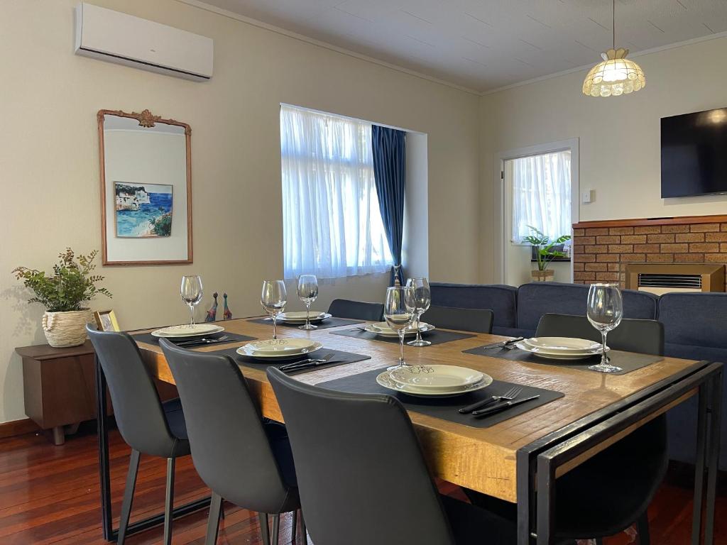 Classic 4 bedrooms house opposite Waikato Hospital - Resim 8