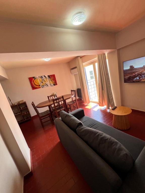 a living room with a couch and a table at Cómodo departamento centrico a metros de la Catedral in San Fernando del Valle de Catamarca