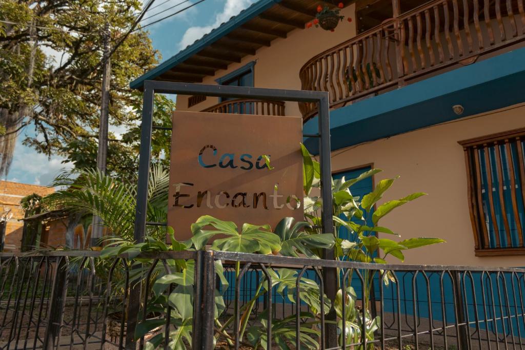 un cartello per la casa esmeralda di fronte a un edificio di Hotel Casa Encanto Jardín a Jardin