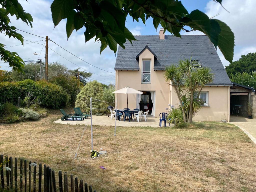 une maison avec une cour et une balançoire dans l'établissement Maison traditionnelle avec jardin et activités, au calme près de la mer - FR-1-306-1220, à Pornichet