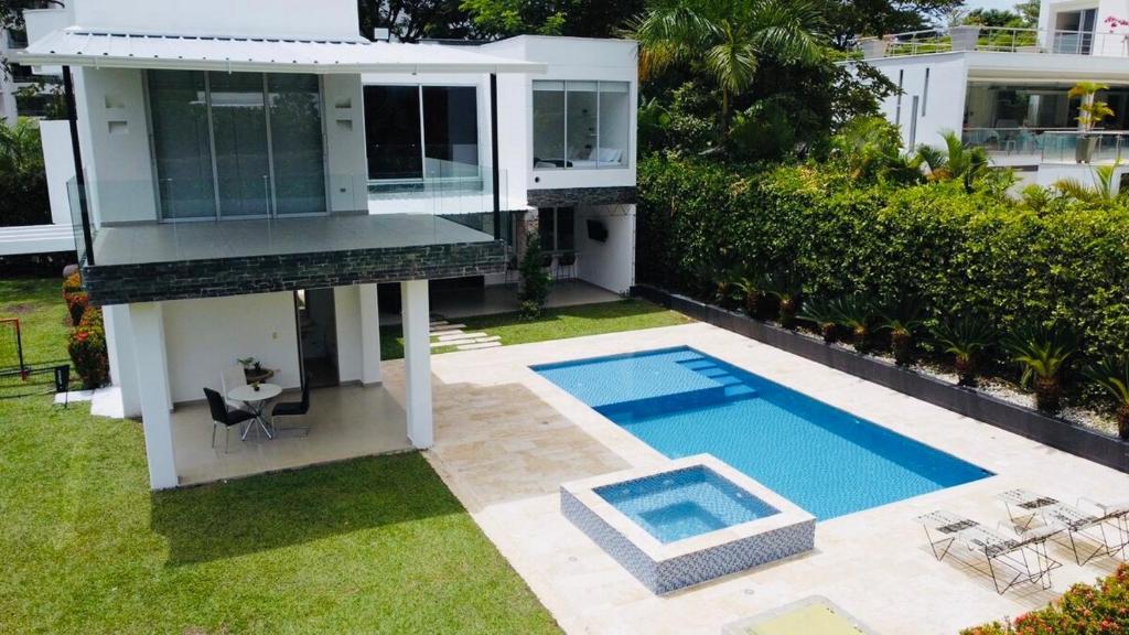 an external view of a house with a swimming pool at Finca de lujo con picsina en San Jerónimo Antioquia in San Jerónimo