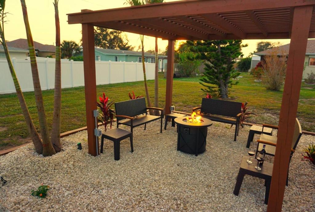 Un patio con sillas y un cenador. en Close To Beach! 3 Bedroom 2 Bath, en Englewood