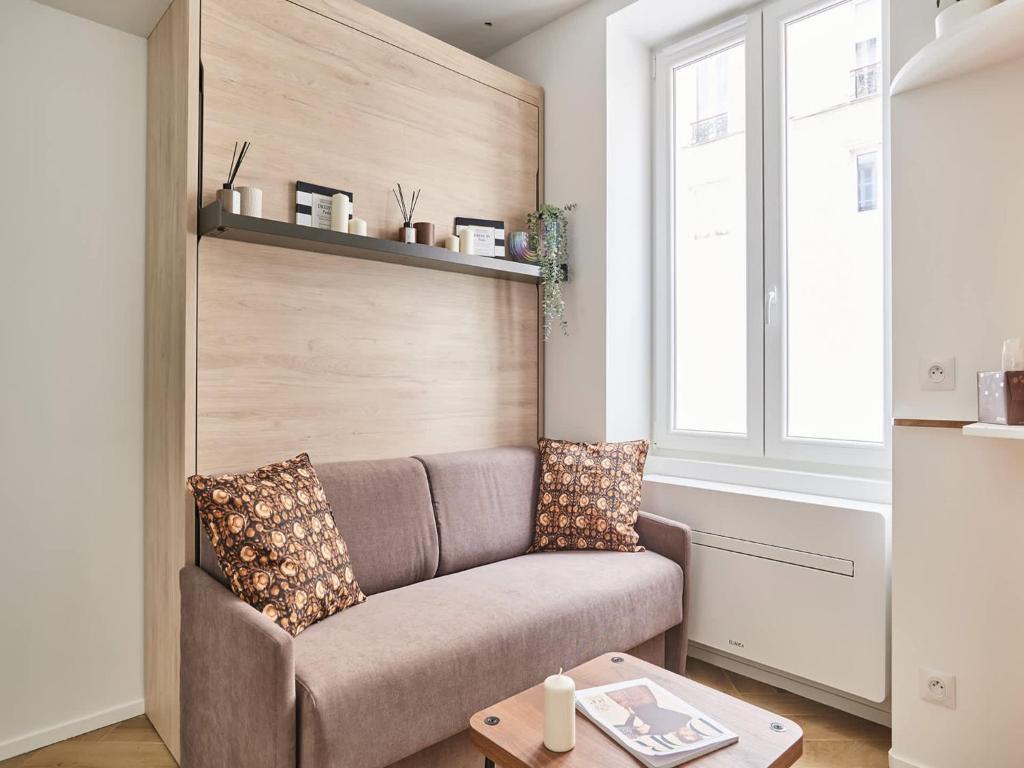 un salon avec un canapé et une table dans l'établissement Superb studio Tour Eiffel Champ de Mars, à Paris