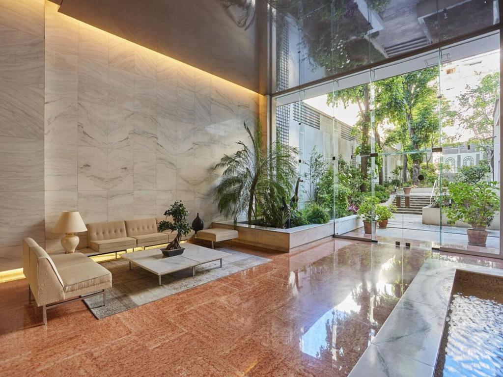 un salon avec un canapé et une table dans l'établissement Amazing Penthousse Foch Arc de Triomphe Trocadero, à Paris