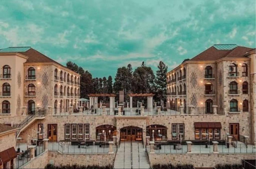 un gran edificio con un patio en la parte delantera en BUONA VITTA Gramado Apto 413, en Gramado