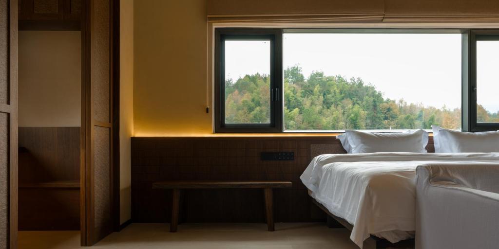 Postel nebo postele na pokoji v ubytování Huangshan Yixian Pumanmanju Hotel