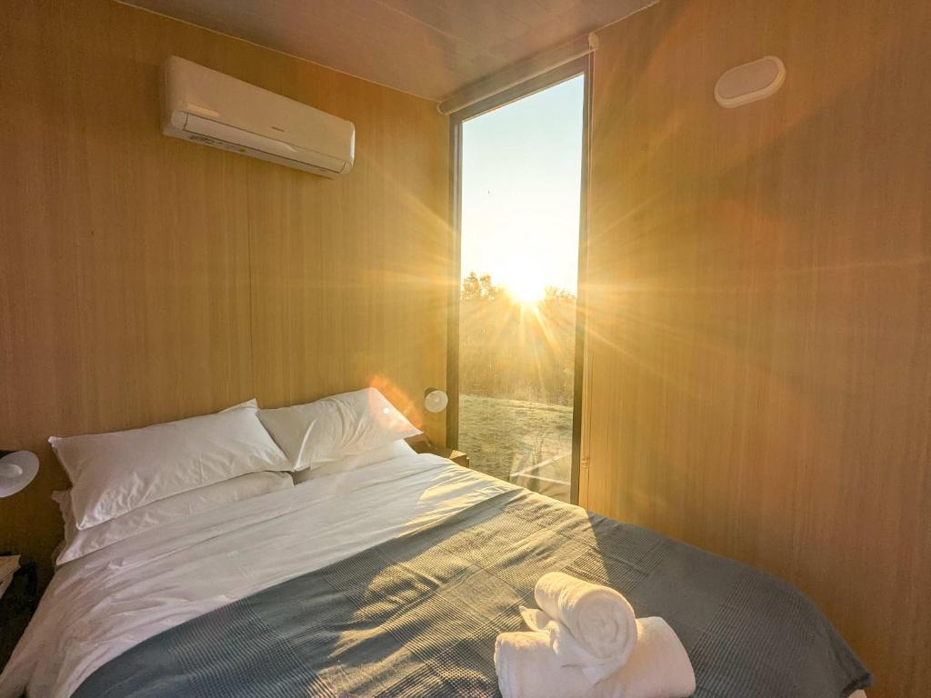 Postel nebo postele na pokoji v ubytování Kanimbla Sunsets by Tiny Away