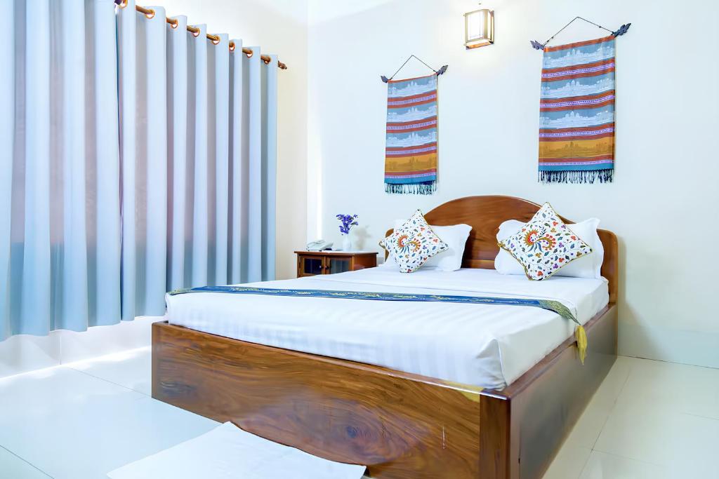 Postel nebo postele na pokoji v ubytování Siem Reap Riverside Hotel
