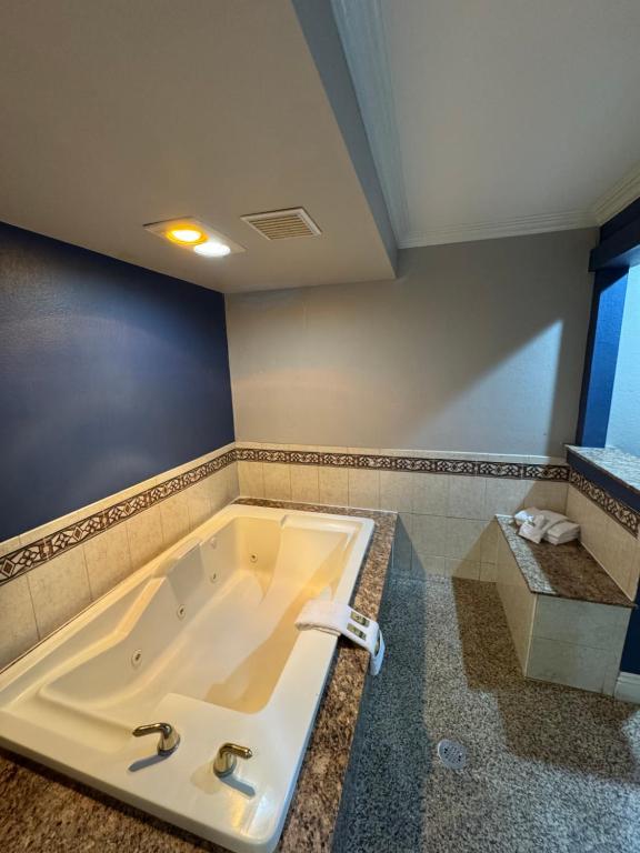 Sunset Inn & Suites - Suite Con Bañera De Hidromasaje