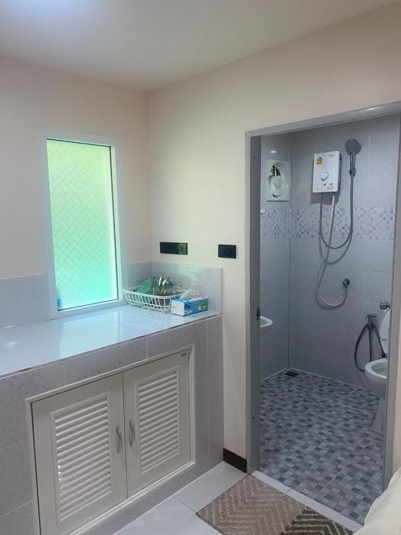Koupelna v ubytování Aiem-Wilai Guesthouse