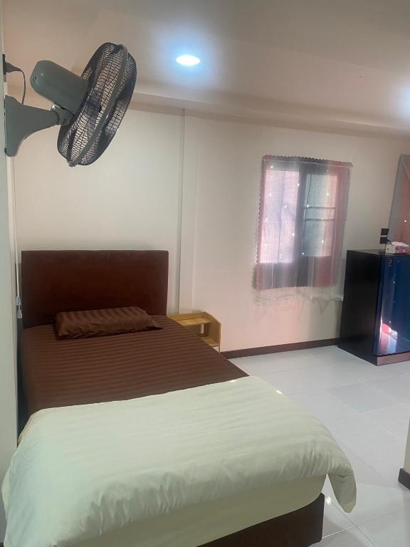 Postel nebo postele na pokoji v ubytování Aiem-Wilai Guesthouse