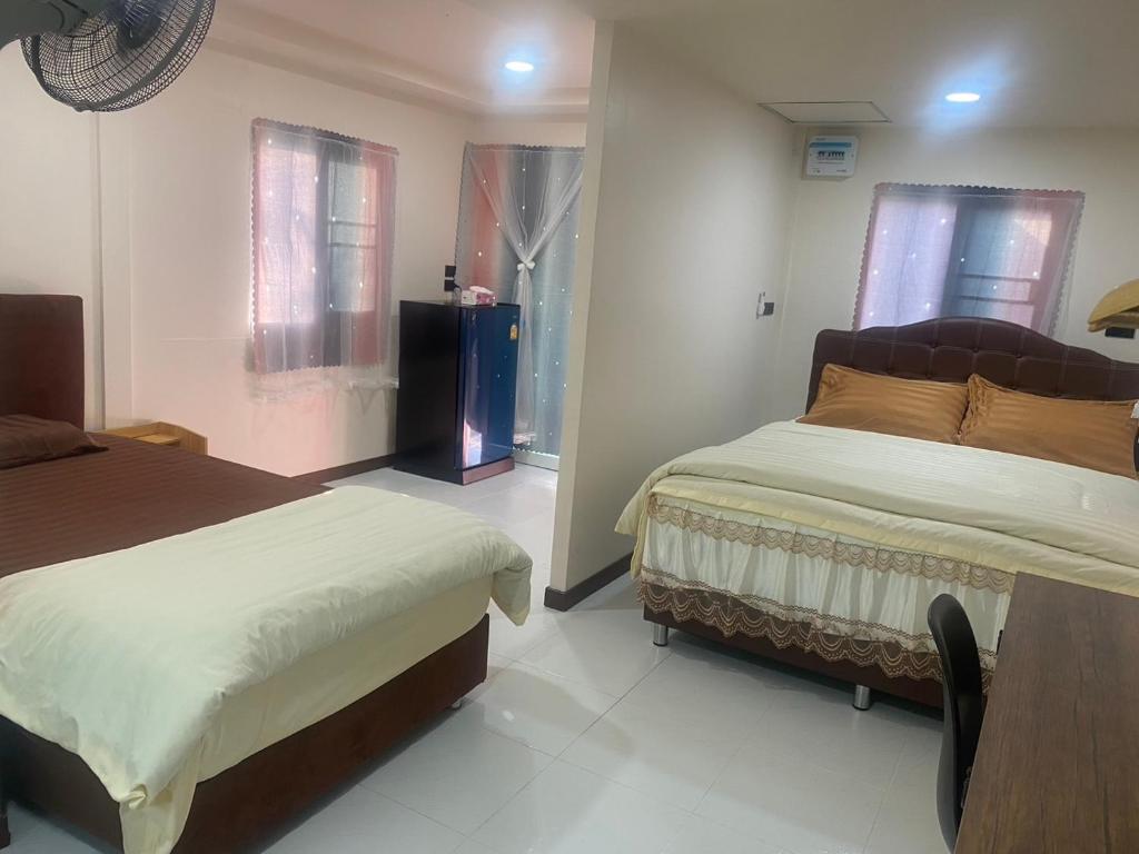 Postel nebo postele na pokoji v ubytování Aiem-Wilai Guesthouse