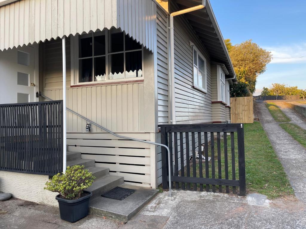 Classic 4 bedrooms house opposite Waikato Hospital - Resim 6