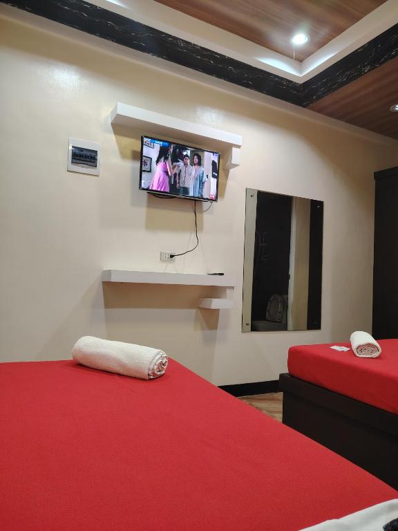 TV a/nebo společenská místnost v ubytování The JRJF Hotel near Tagum Terminal